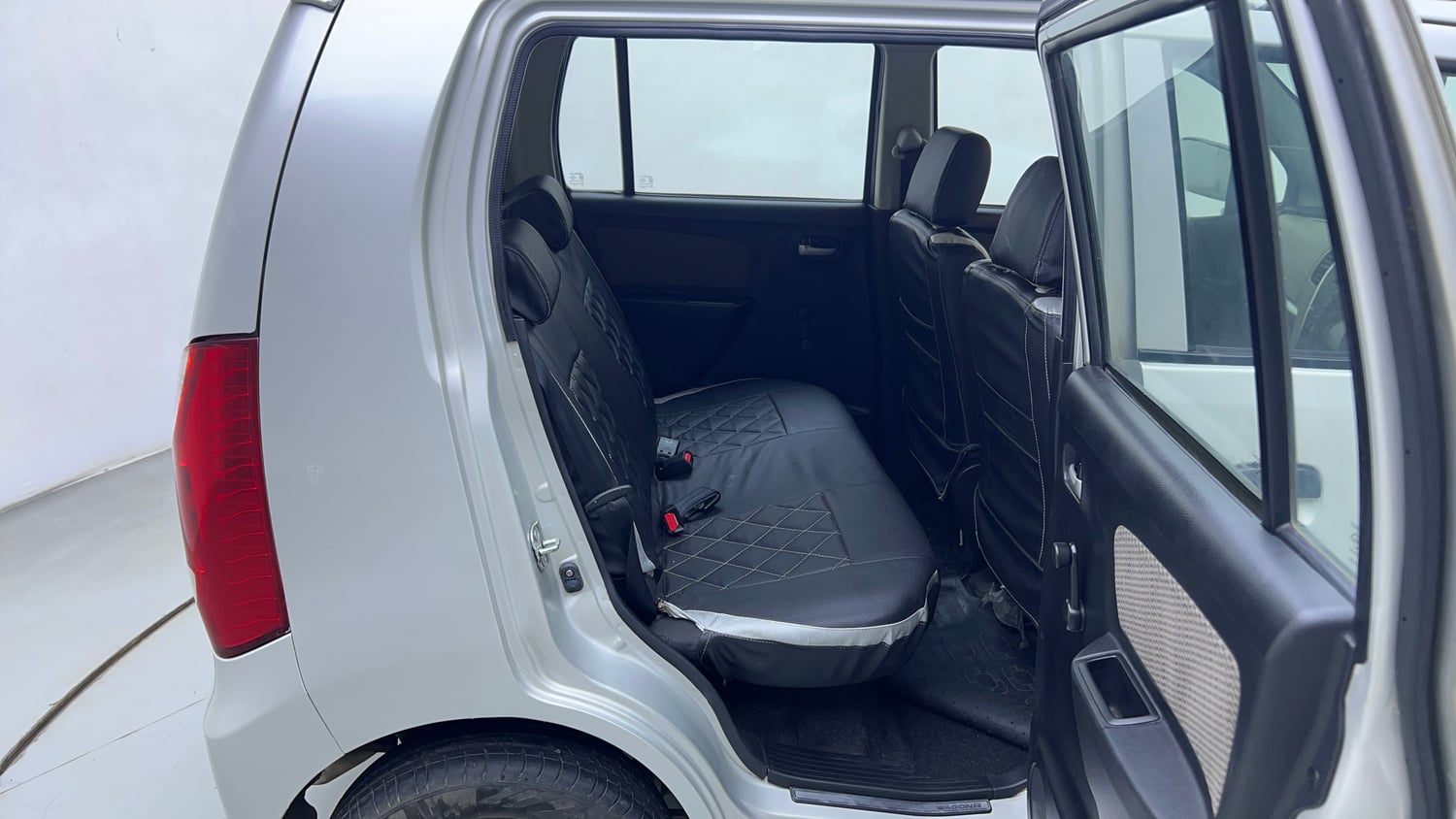 Used 2014 Maruti Suzuki Wagon R LXI Petrol Manual interior RIGHT SIDE REAR DOOR CABIN VIEW
