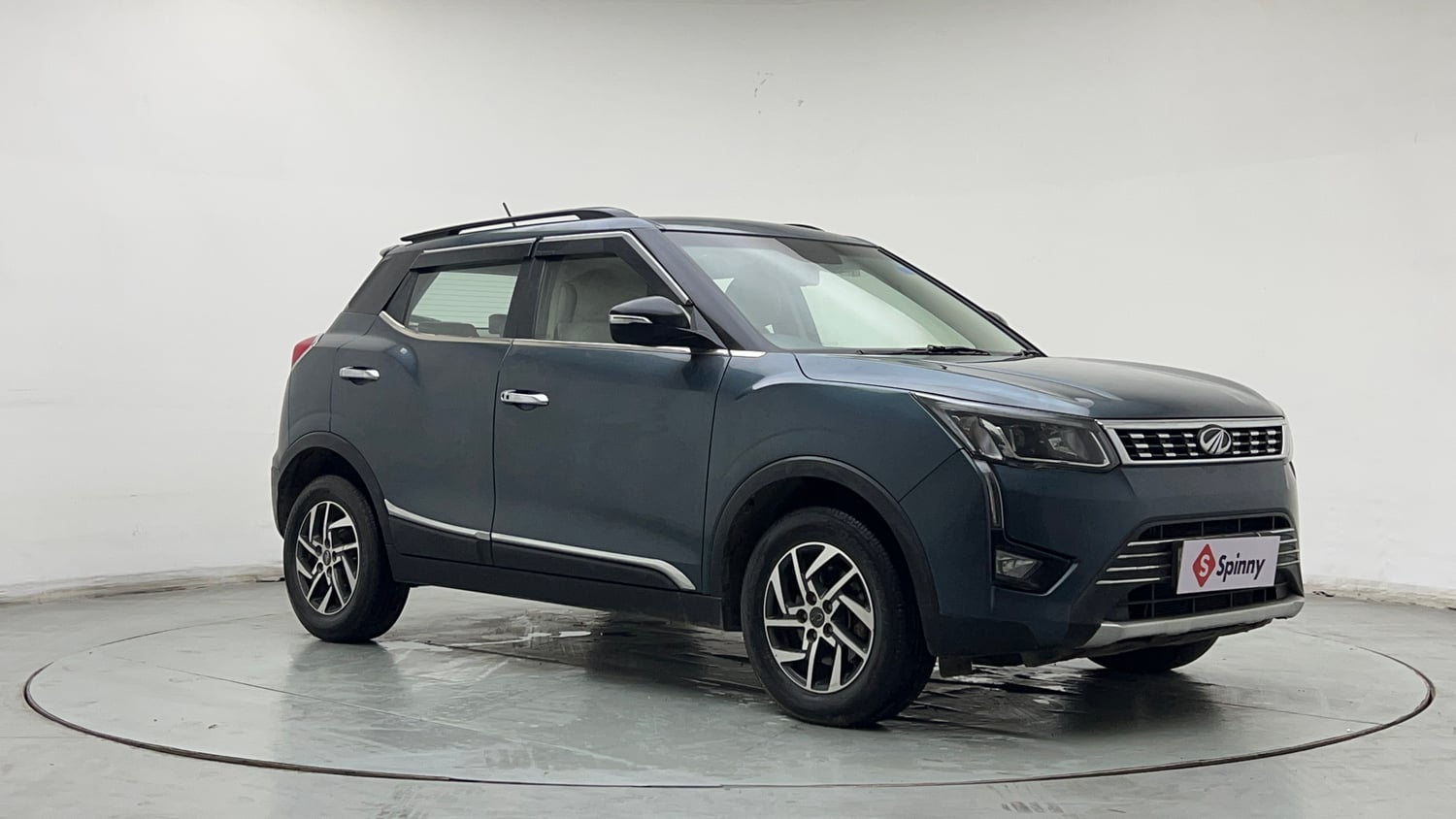 Used 2022 Mahindra XUV 300 W8 (O) 1.2 Petrol AMT Petrol Automatic exterior RIGHT FRONT CORNER VIEW