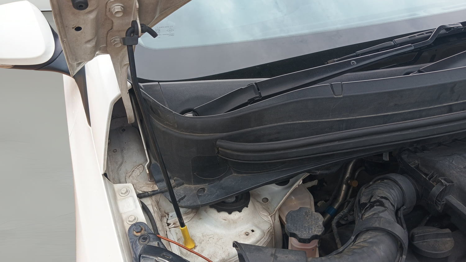 Used 2018 Hyundai Xcent SX Petrol Manual engine ENGINE RIGHT SIDE HINGE & APRON VIEW