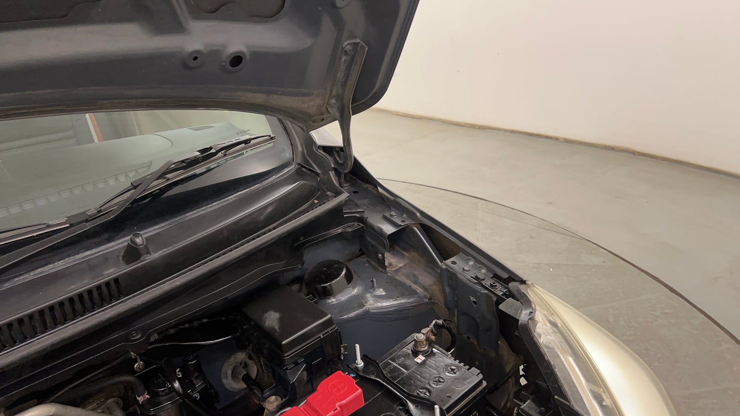 Used 2020 Maruti Suzuki Celerio VXi AMT Petrol Automatic engine ENGINE LEFT SIDE HINGE & APRON VIEW