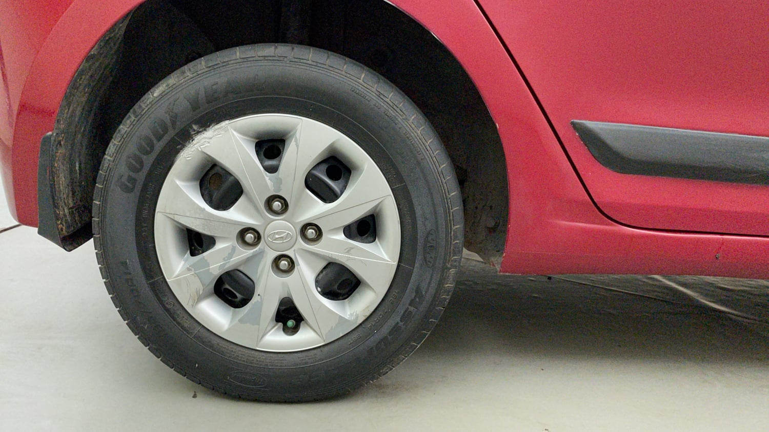 Used 2014 Hyundai Elite i20 Magna 1.2 Petrol Manual tyres RIGHT REAR TYRE RIM VIEW