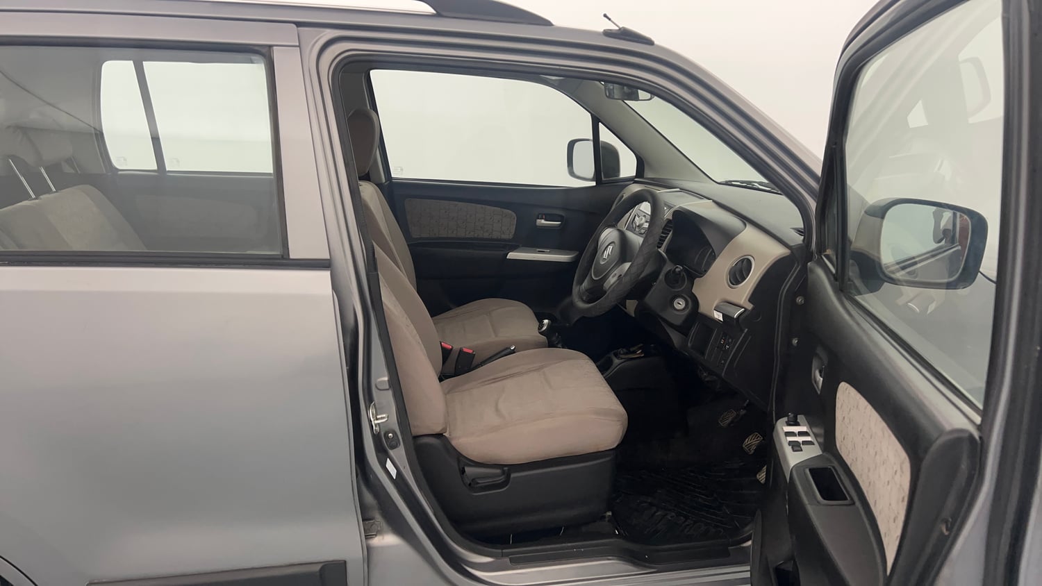 Used 2015 Maruti Suzuki Wagon R VXI Petrol Manual interior RIGHT SIDE FRONT DOOR CABIN VIEW