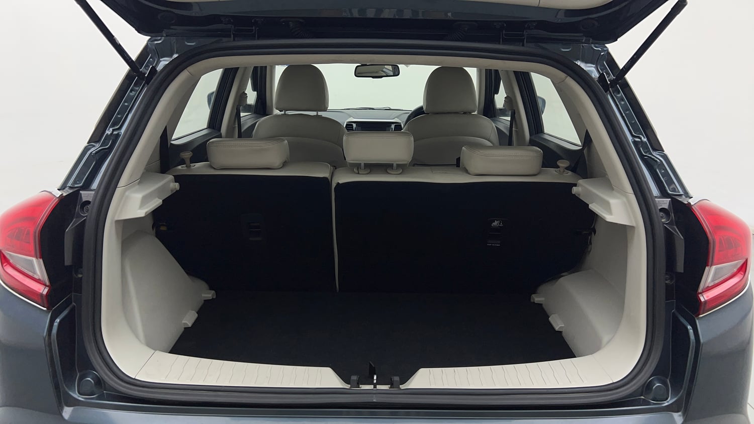 Used 2022 Mahindra XUV 300 W8 (O) 1.2 Petrol AMT Petrol Automatic interior DICKY INSIDE VIEW
