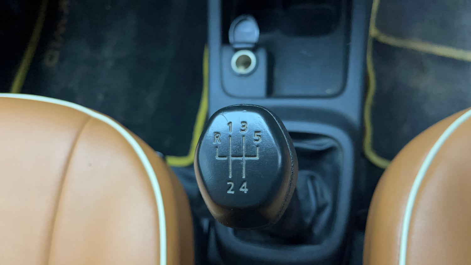 Used 2018 Renault Kwid 1.0 RXT Petrol Manual interior GEAR  KNOB VIEW