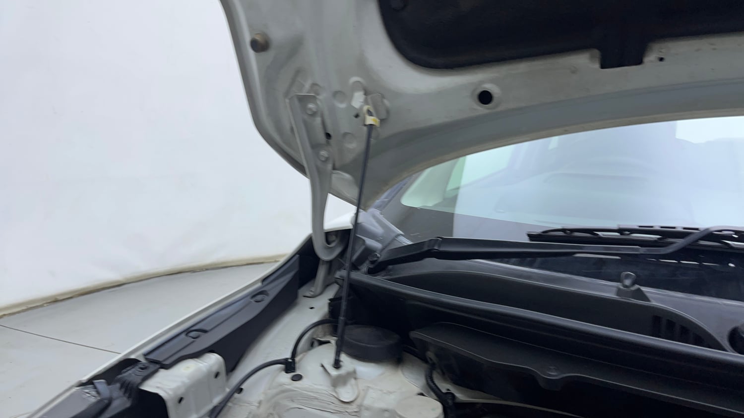 Used 2023 Maruti Suzuki Baleno Alpha AGS Petrol Automatic engine ENGINE RIGHT SIDE HINGE & APRON VIEW