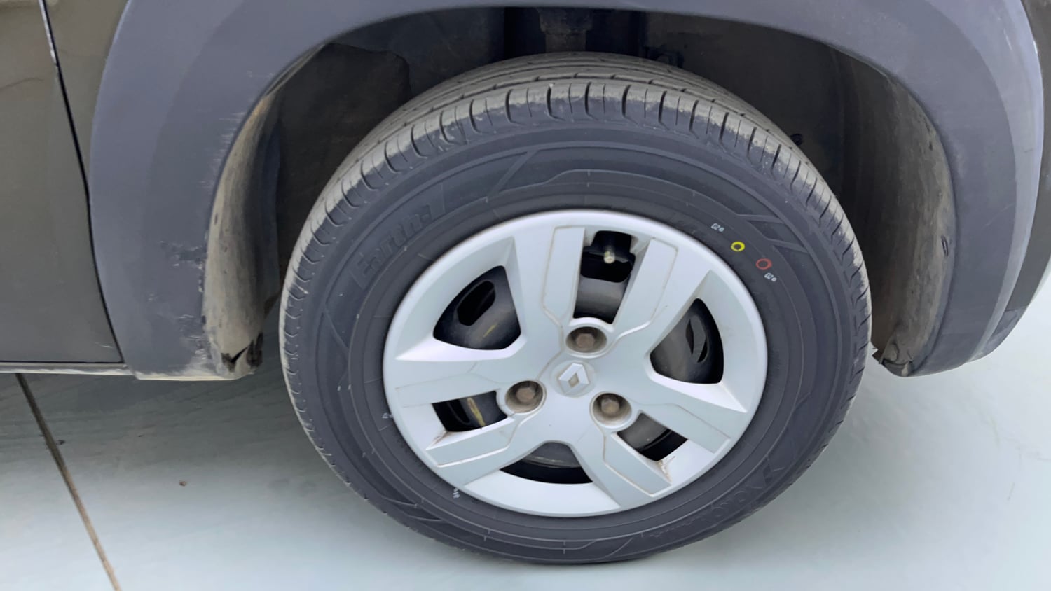 Used 2018 Renault Kwid 1.0 RXT Petrol Manual tyres RIGHT FRONT TYRE RIM VIEW