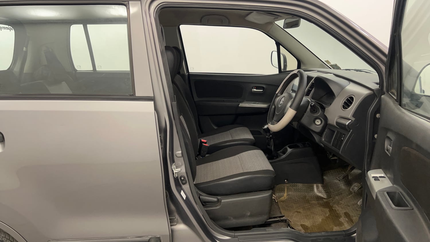 Used 2012 Maruti Suzuki Wagon R LXi Petrol Manual interior RIGHT SIDE FRONT DOOR CABIN VIEW