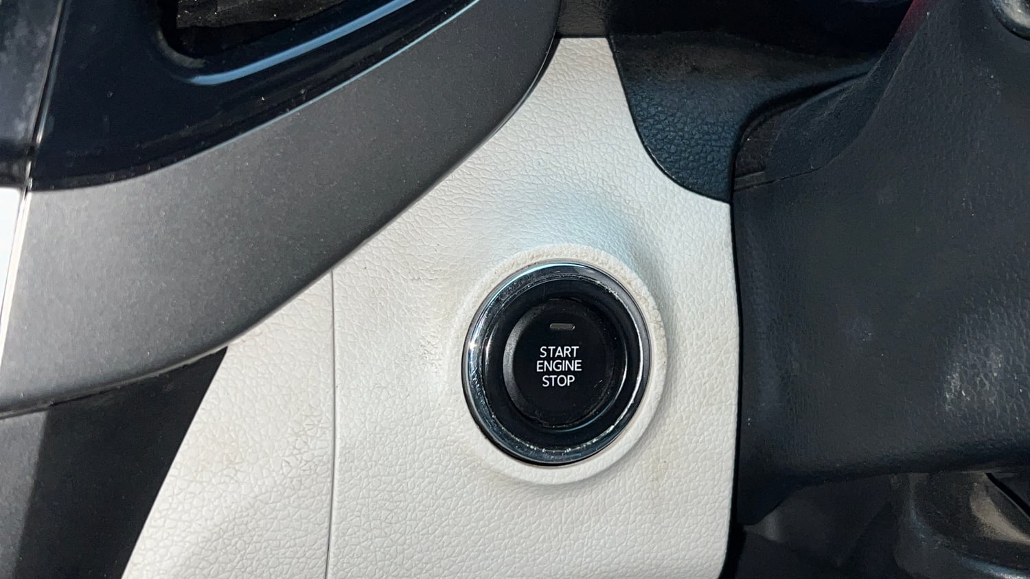 Used 2022 Mahindra XUV 300 W8 (O) 1.2 Petrol AMT Petrol Automatic top_features Keyless start