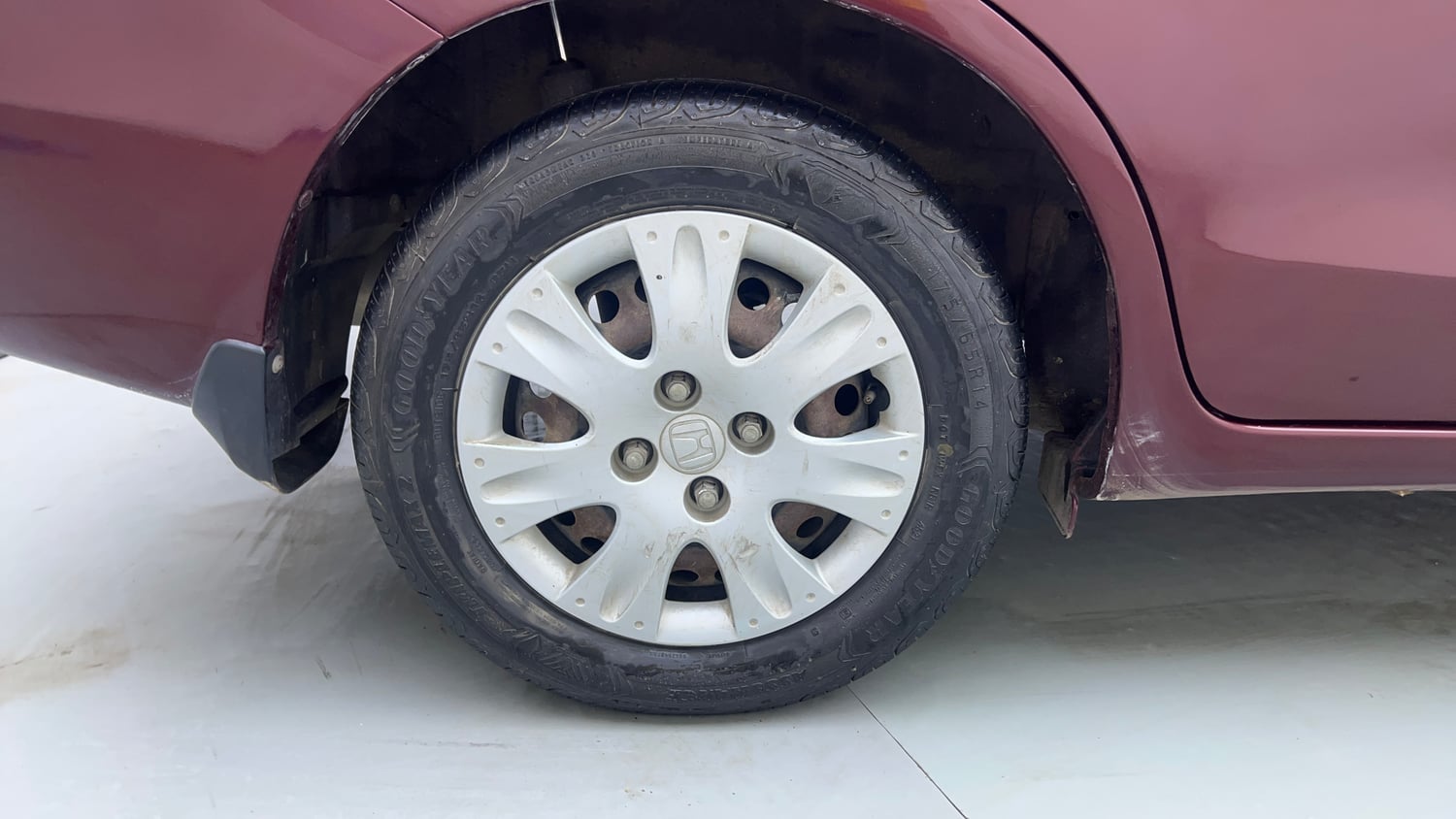 Used 2014 Honda Amaze 1.2 S AT i-VTEC Petrol Automatic tyres RIGHT REAR TYRE RIM VIEW