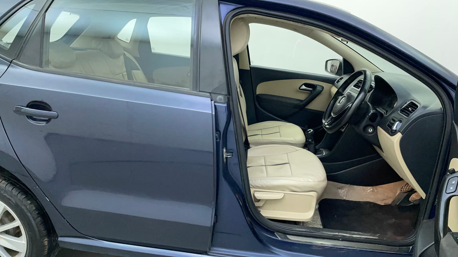 Used 2014 Volkswagen Polo Highline1.2L (P) Petrol Manual interior RIGHT SIDE FRONT DOOR CABIN VIEW