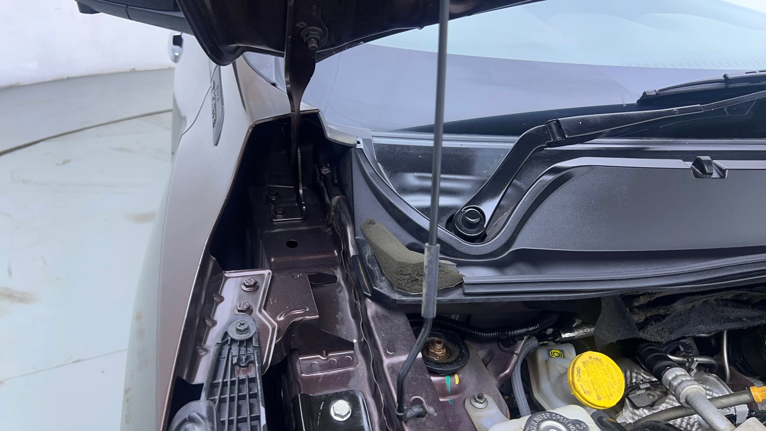 Used 2021 Nissan Magnite XV Premium Turbo CVT Petrol Automatic engine ENGINE RIGHT SIDE HINGE & APRON VIEW
