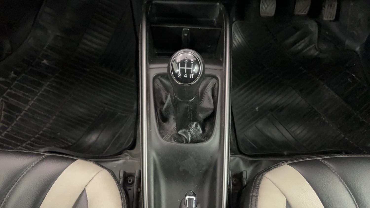 Used 2019 Maruti Suzuki Baleno Delta Petrol Manual interior GEAR  KNOB VIEW