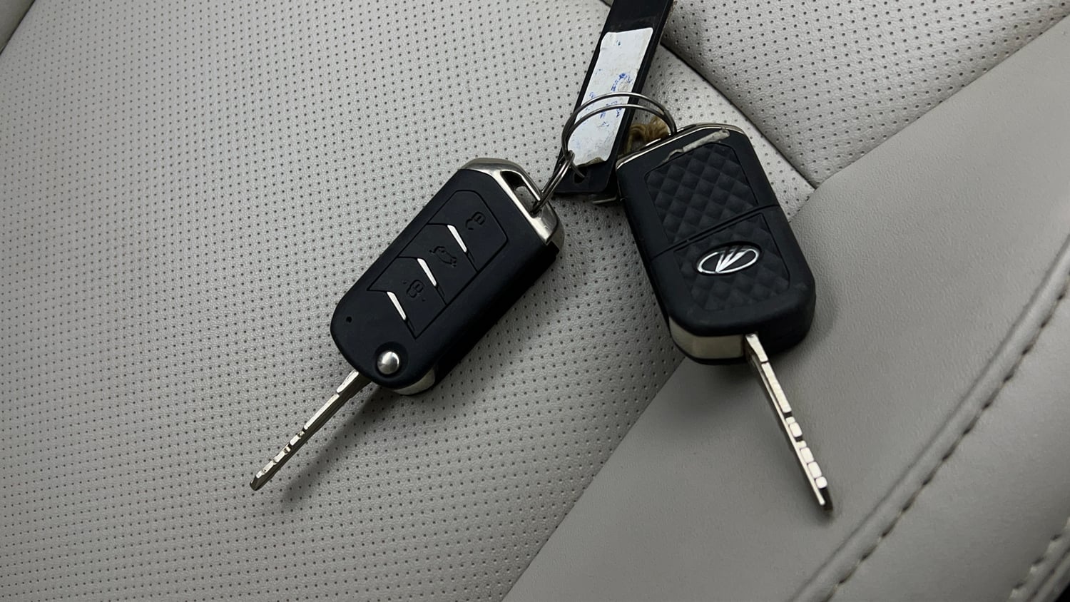 Used 2022 Mahindra XUV 300 W8 (O) 1.2 Petrol AMT Petrol Automatic extra CAR KEY VIEW