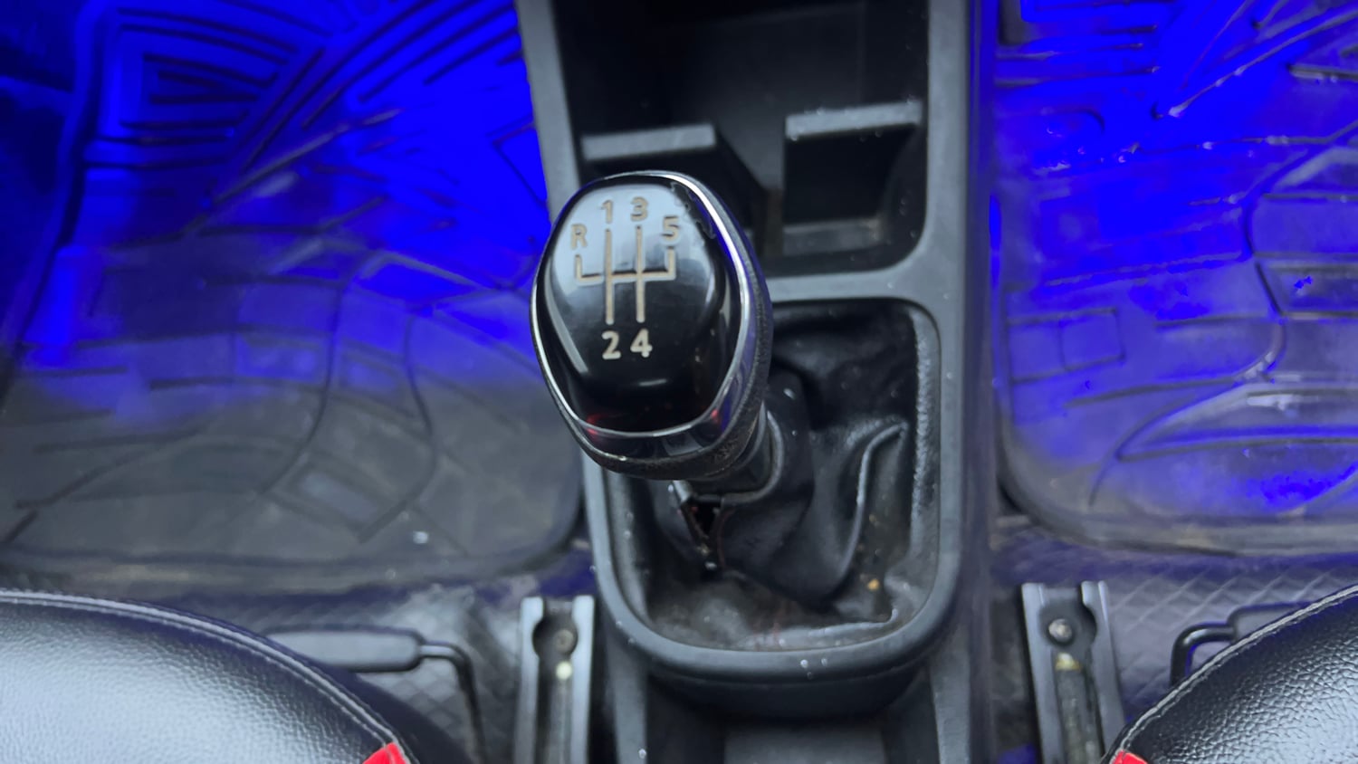 Used 2020 Renault Kwid 1.0 RXT Opt Petrol Manual interior GEAR  KNOB VIEW