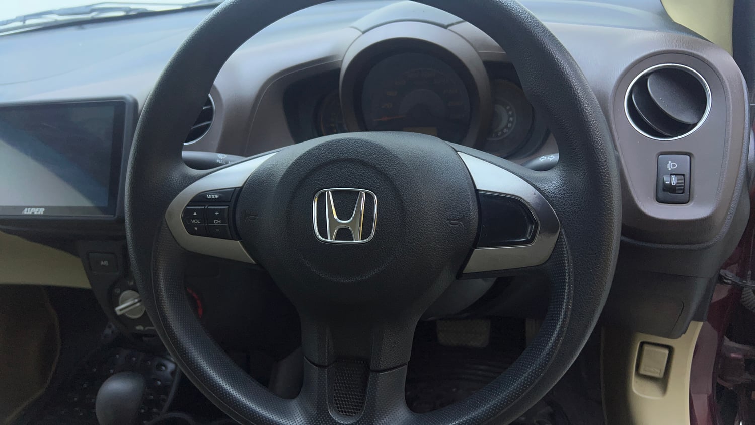 Used 2014 Honda Amaze 1.2 S AT i-VTEC Petrol Automatic top_features Steering mounted controls