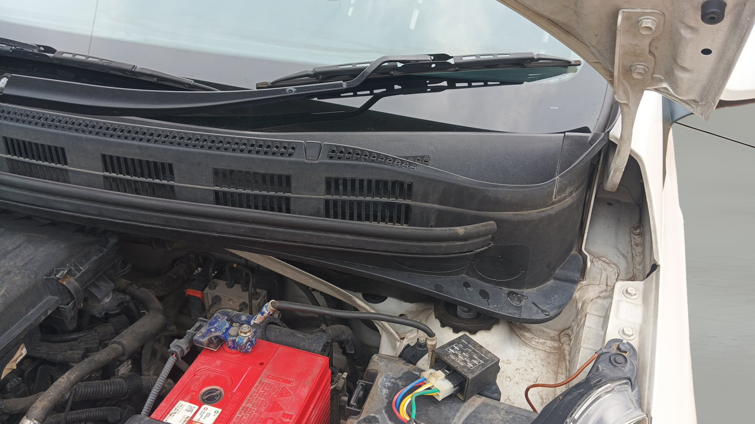 Used 2018 Hyundai Xcent SX Petrol Manual engine ENGINE LEFT SIDE HINGE & APRON VIEW