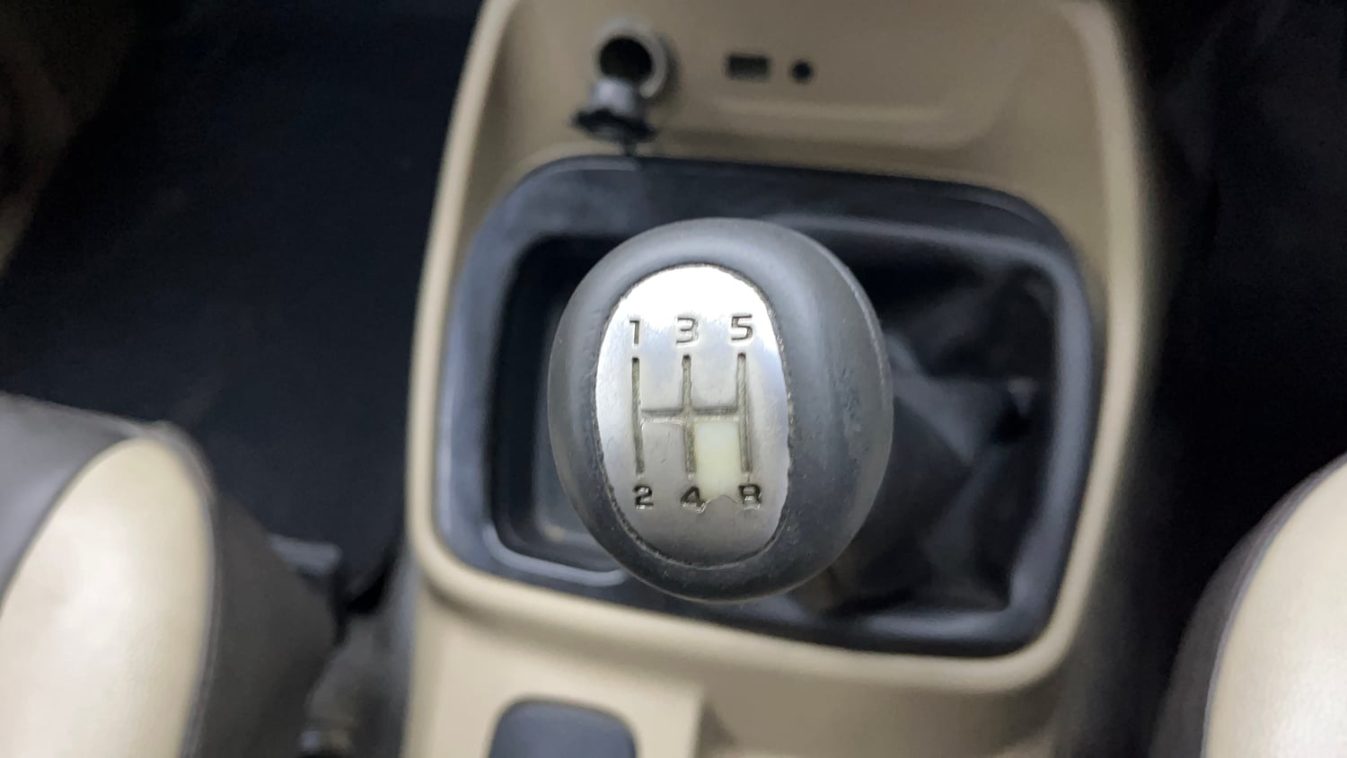 Used 2016 Mahindra TUV300 T8 Diesel Manual interior GEAR  KNOB VIEW