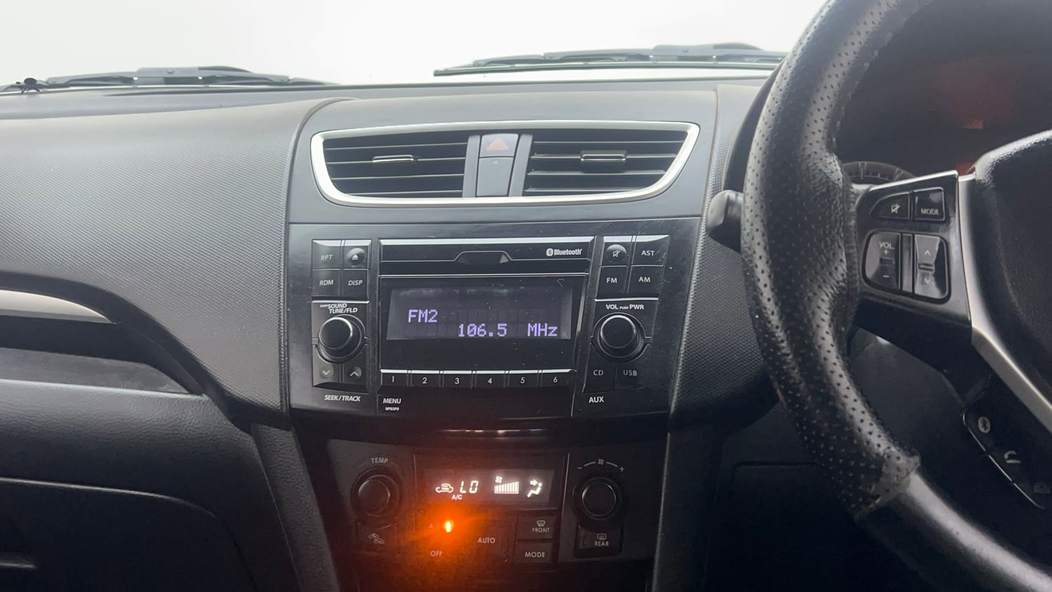 Used 2017 Maruti Suzuki Swift ZXi Petrol Manual interior MUSIC SYSTEM & AC CONTROL VIEW