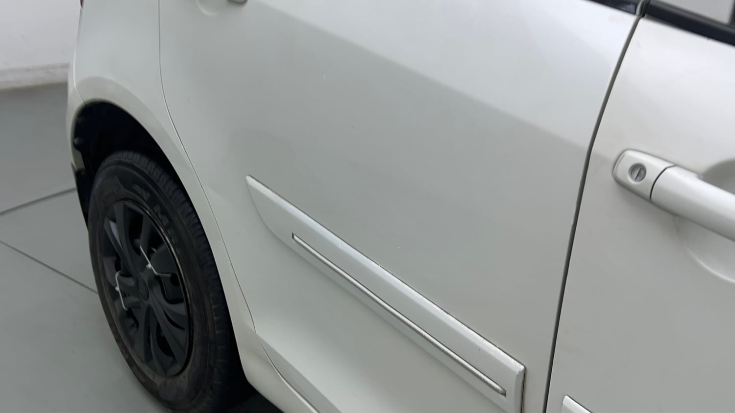 Used 2014 Maruti Suzuki Swift LXi Petrol Manual dents MINOR DENT