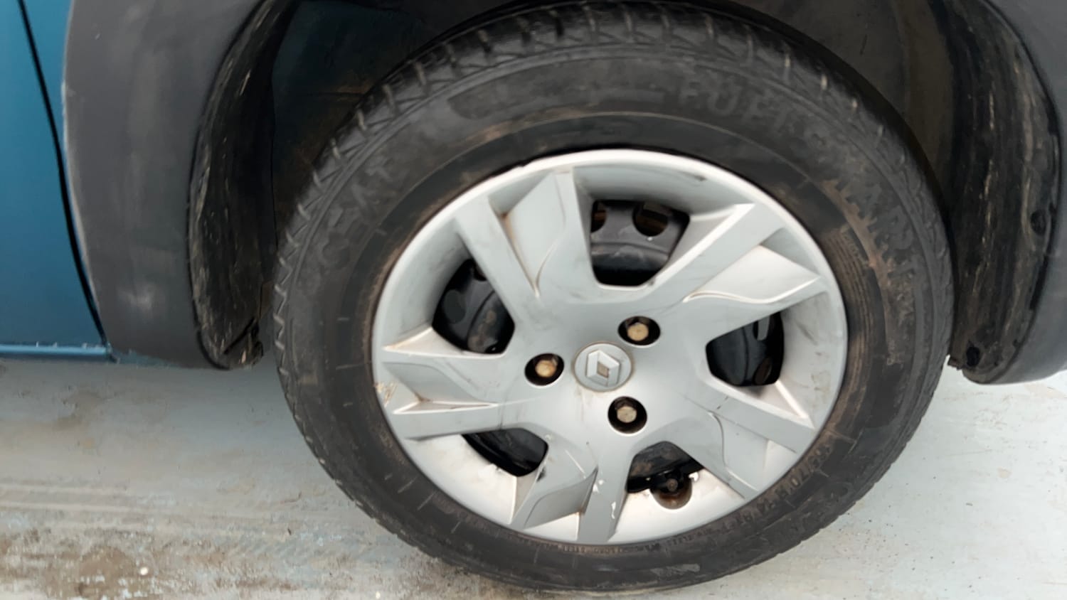 Used 2021 Renault Kwid RXT 1.0 AMT Opt Petrol Automatic tyres RIGHT FRONT TYRE RIM VIEW