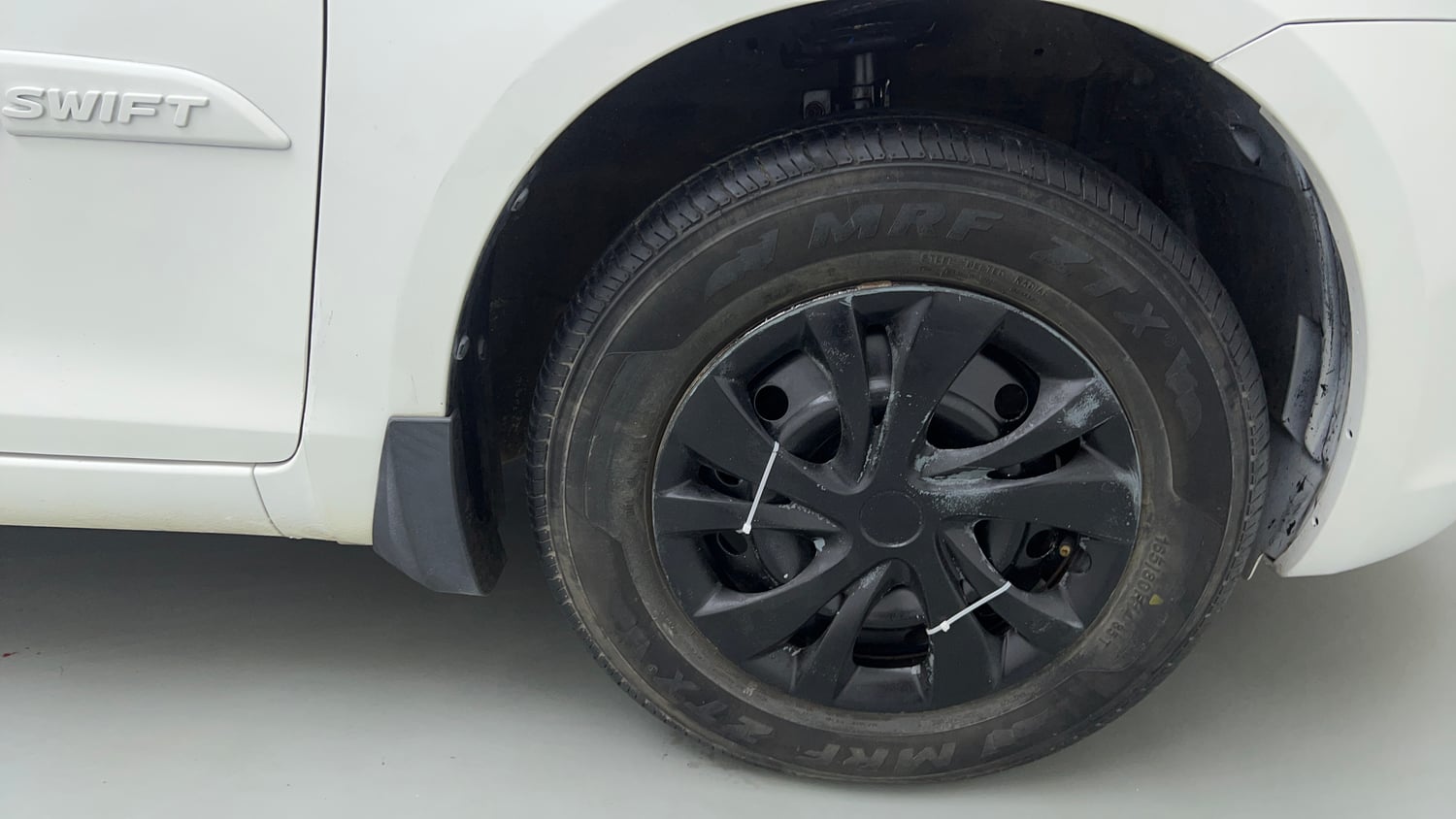Used 2014 Maruti Suzuki Swift LXi Petrol Manual tyres RIGHT FRONT TYRE RIM VIEW