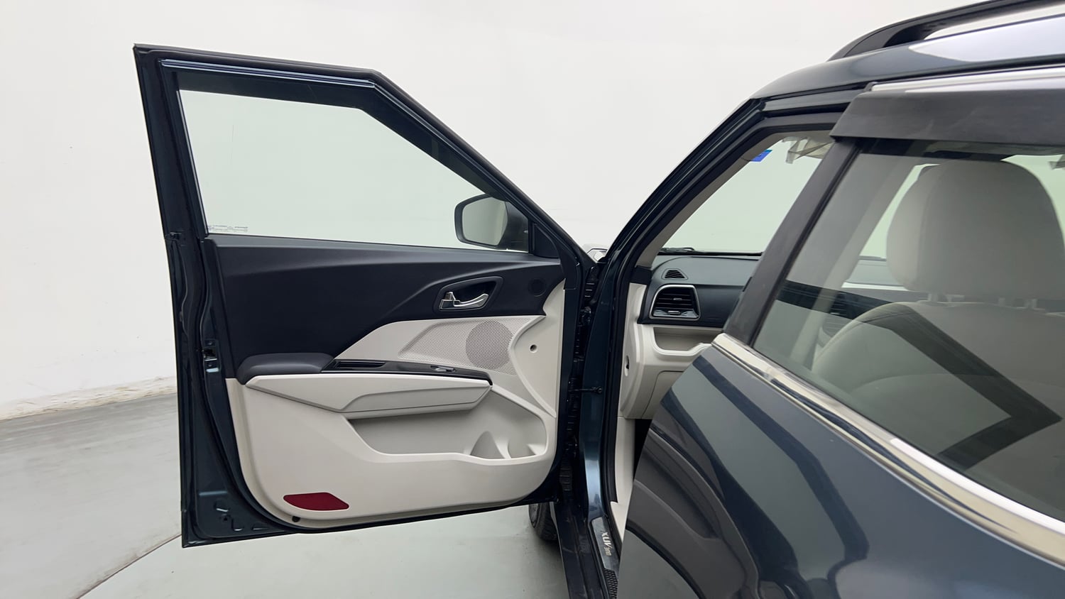Used 2022 Mahindra XUV 300 W8 (O) 1.2 Petrol AMT Petrol Automatic interior LEFT FRONT DOOR OPEN VIEW