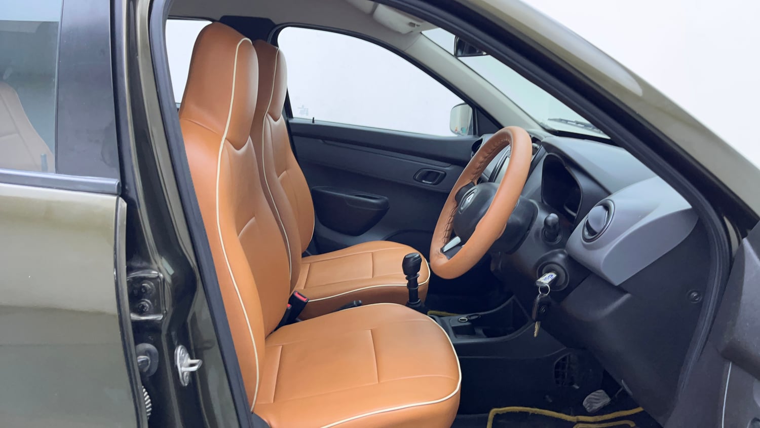 Used 2018 Renault Kwid 1.0 RXT Petrol Manual interior RIGHT SIDE FRONT DOOR CABIN VIEW