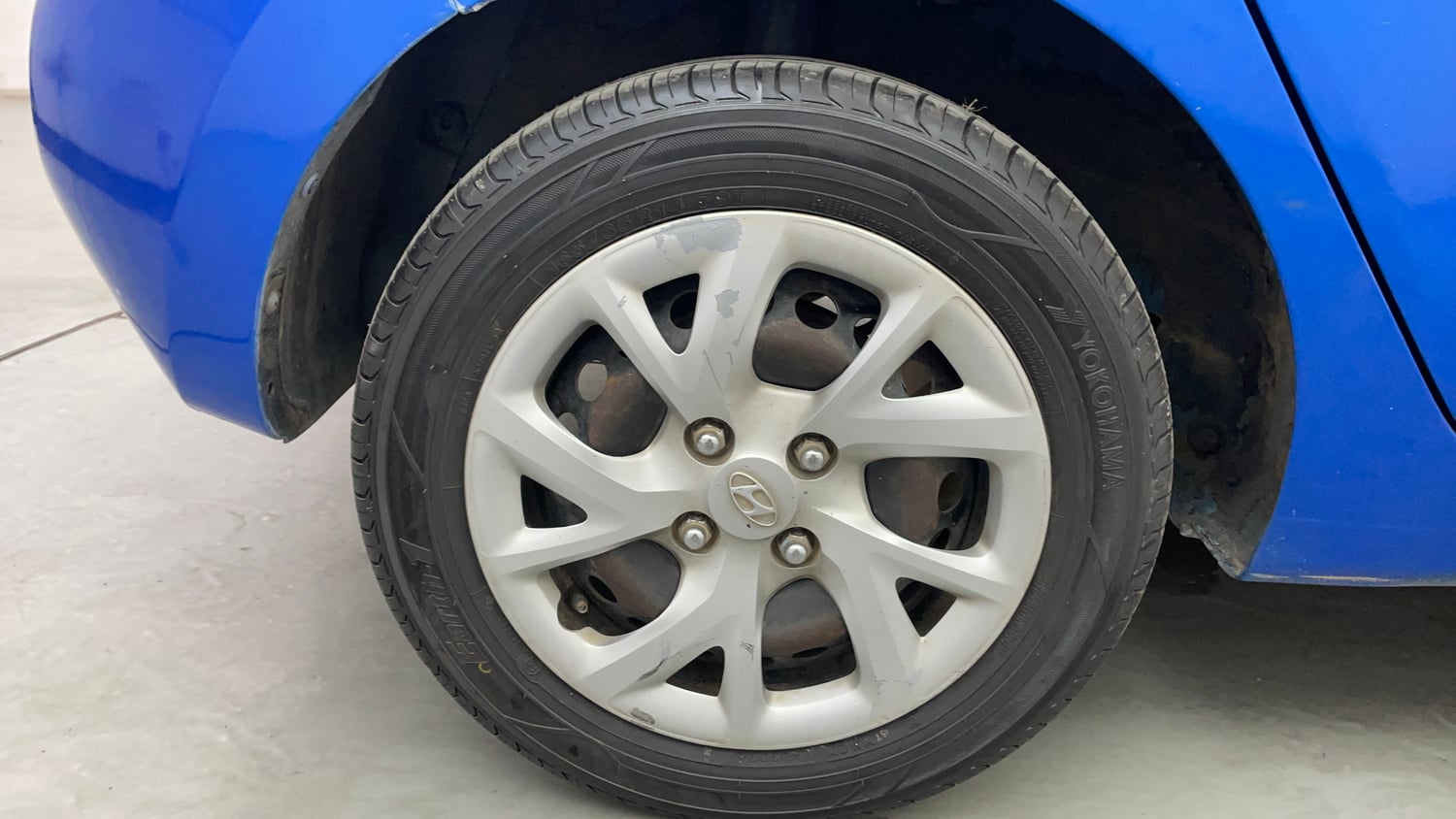 Used 2018 Hyundai Grand i10 Magna AT 1.2 Kappa VTVT Petrol Automatic tyres RIGHT REAR TYRE RIM VIEW