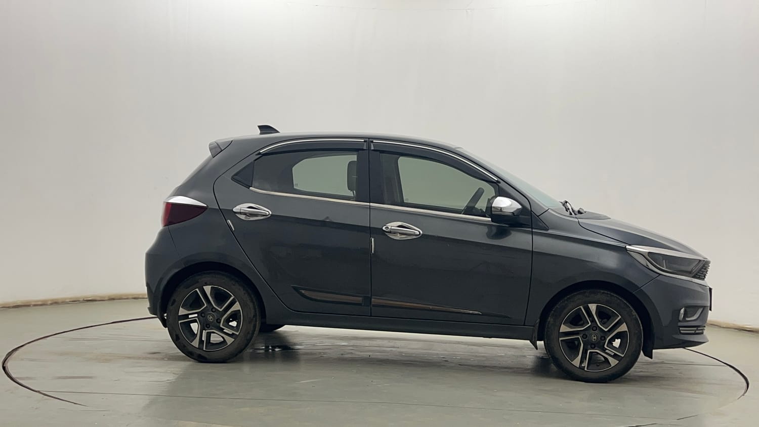 Used 2025 Tata Tiago XZ Plus Petrol Manual exterior RIGHT SIDE VIEW
