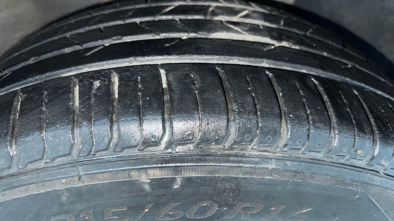 Used 2022 Hyundai Venue S (O) 1.0 Turbo DCT Petrol Automatic tyres RIGHT FRONT TYRE TREAD VIEW