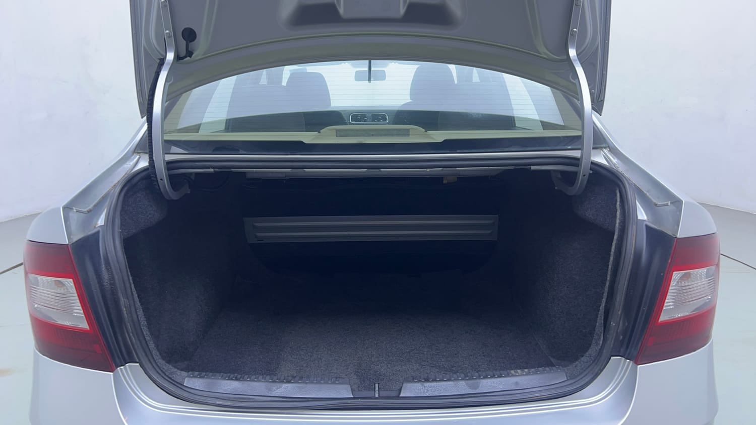 Used 2018 Skoda Rapid Ambition 1.6 MPI Petrol Manual interior DICKY INSIDE VIEW