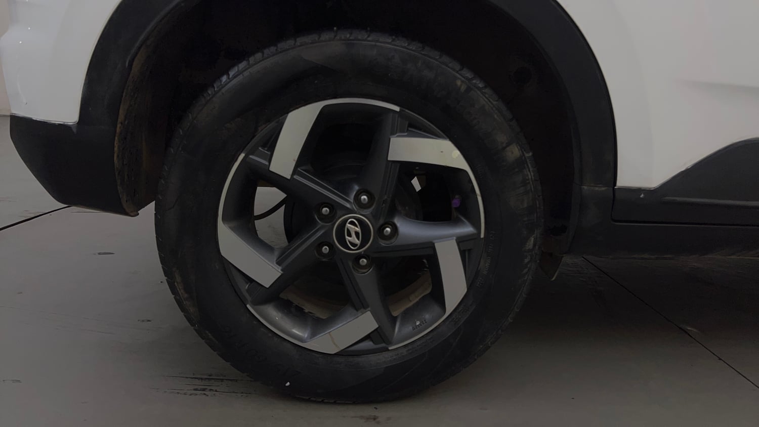 Used 2019 Hyundai Venue SX Plus 1.0 Turbo DCT Petrol Automatic tyres RIGHT REAR TYRE RIM VIEW