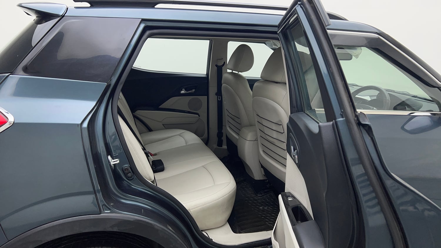 Used 2022 Mahindra XUV 300 W8 (O) 1.2 Petrol AMT Petrol Automatic interior RIGHT SIDE REAR DOOR CABIN VIEW