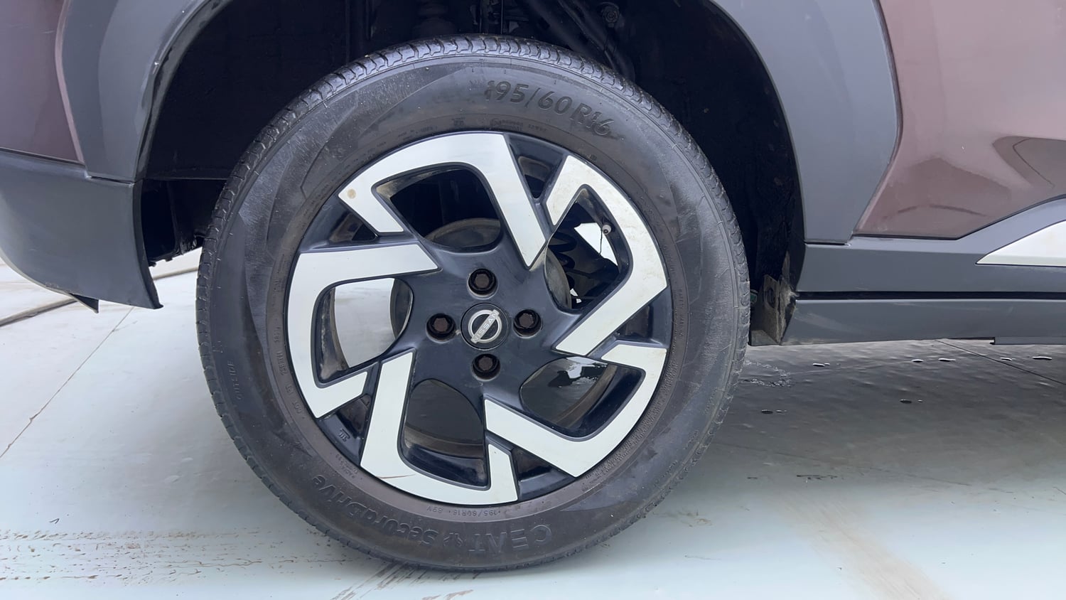 Used 2021 Nissan Magnite XV Premium Turbo CVT Petrol Automatic tyres RIGHT REAR TYRE RIM VIEW