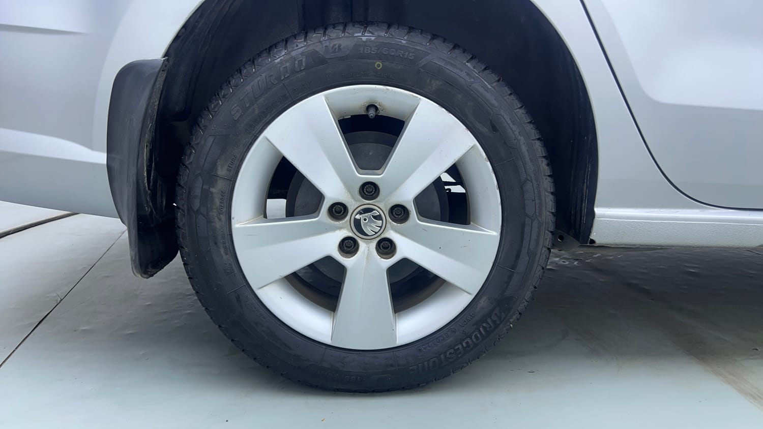 Used 2018 Skoda Rapid Ambition 1.6 MPI Petrol Manual tyres RIGHT REAR TYRE RIM VIEW