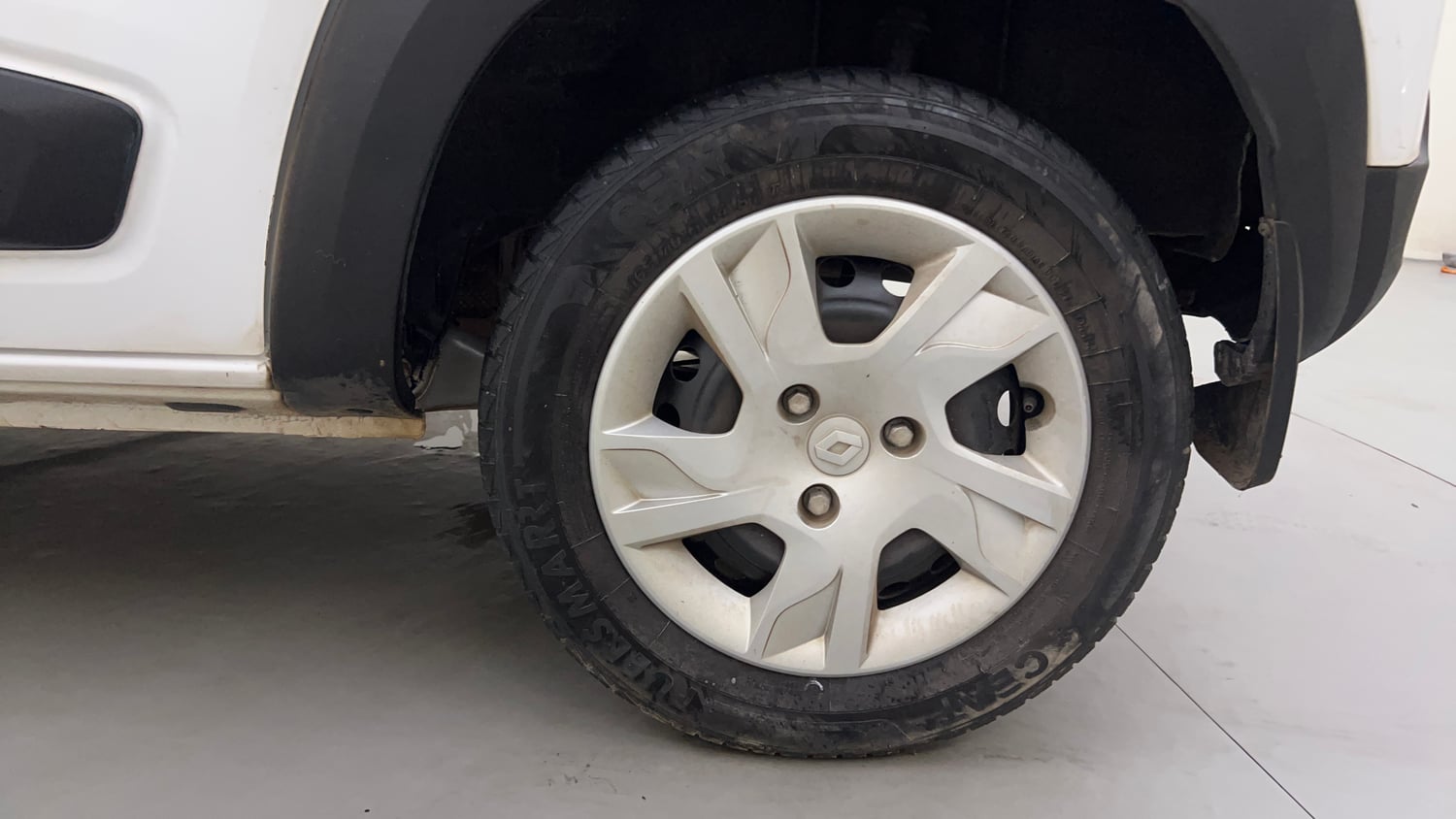 Used 2022 Renault Kwid RXT 1.0 Petrol Manual tyres LEFT REAR TYRE RIM VIEW