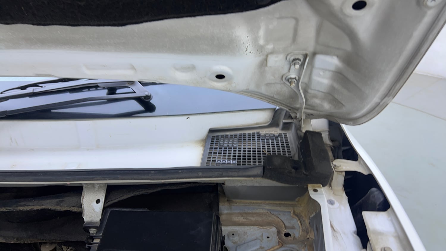 Used 2020 Renault Kwid 1.0 RXT Opt Petrol Manual engine ENGINE LEFT SIDE HINGE & APRON VIEW