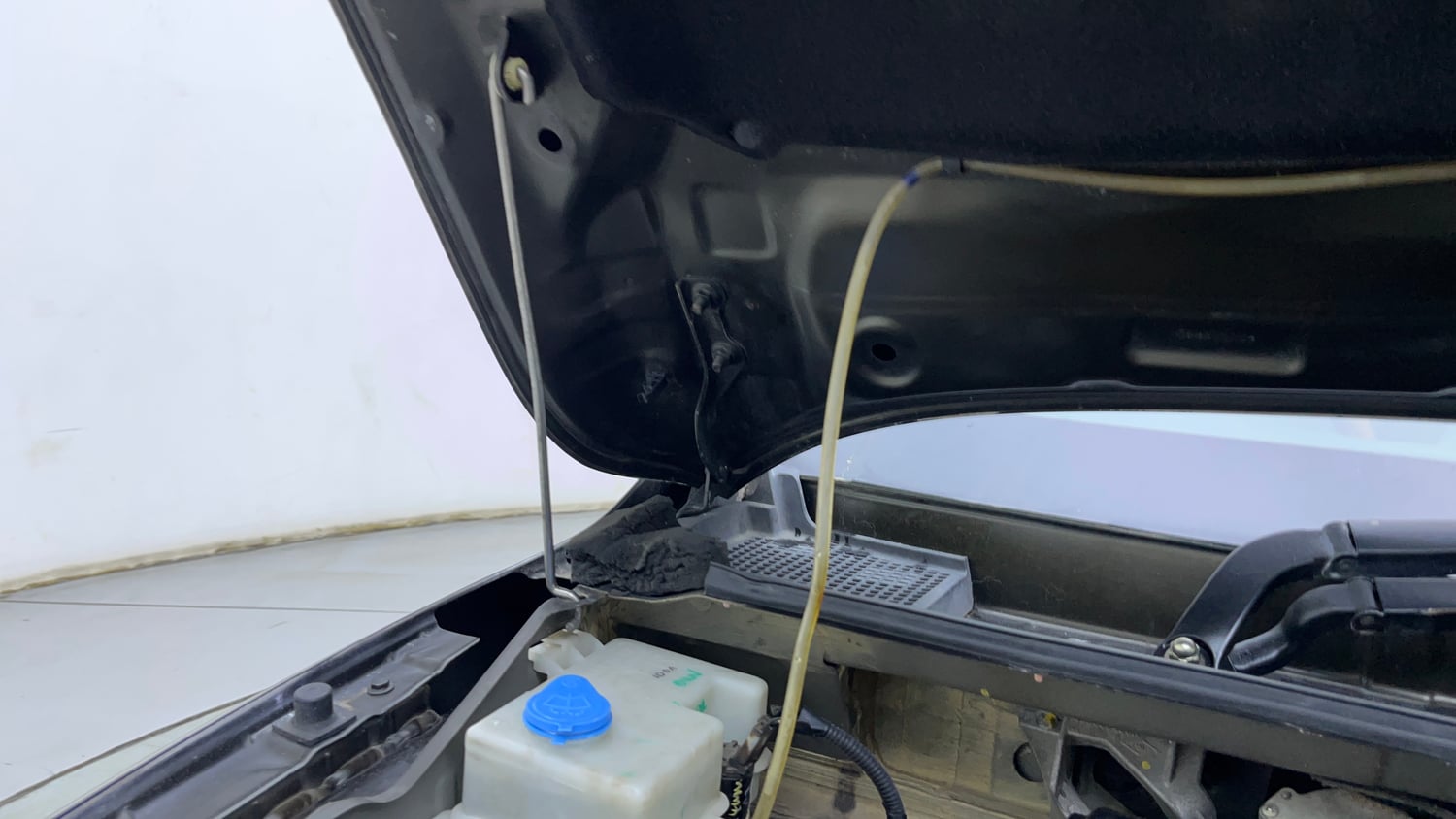Used 2018 Renault Kwid 1.0 RXT Petrol Manual engine ENGINE RIGHT SIDE HINGE & APRON VIEW