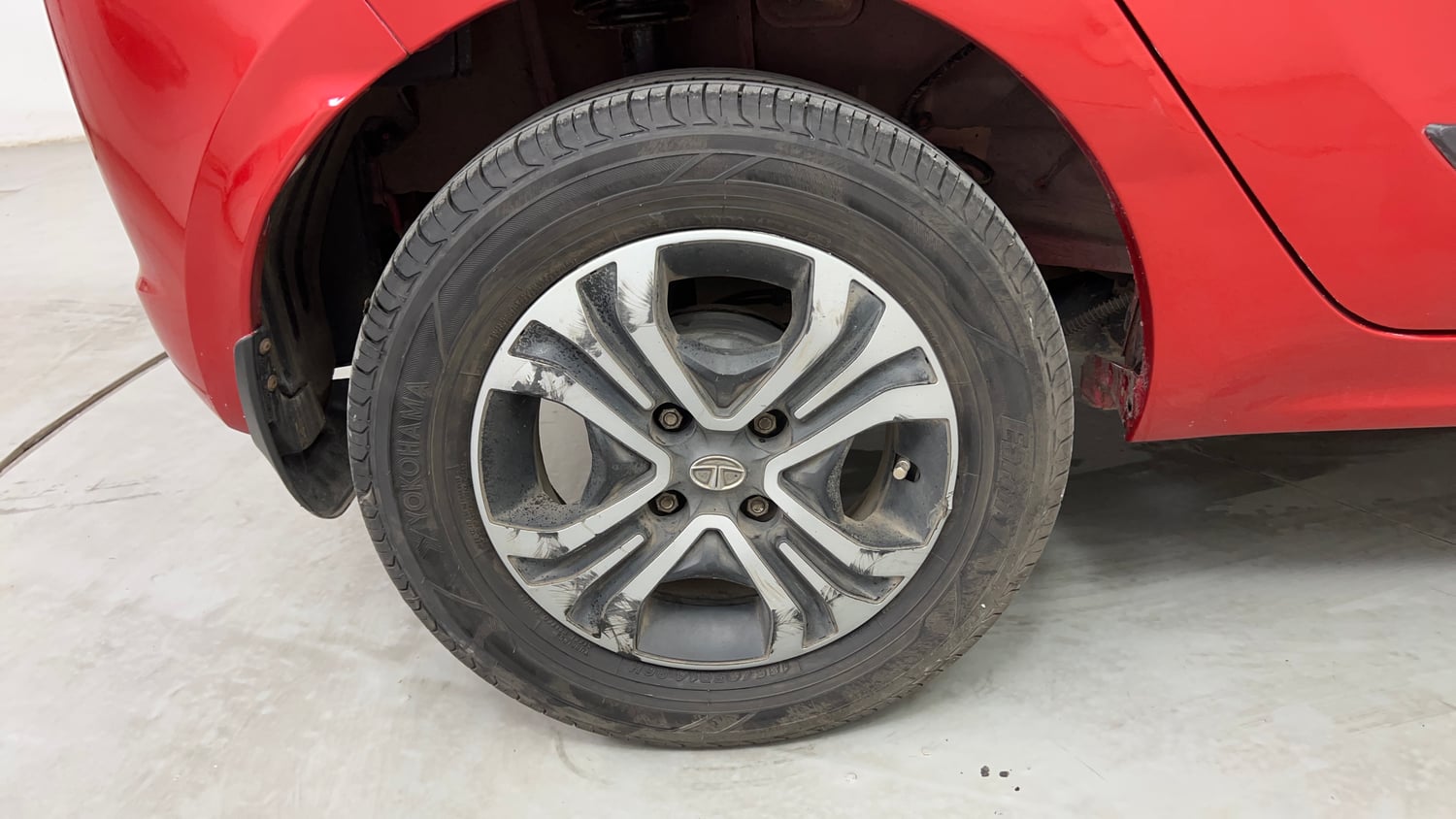 Used 2019 Tata Tiago Revotron XZA Petrol Automatic tyres RIGHT REAR TYRE RIM VIEW