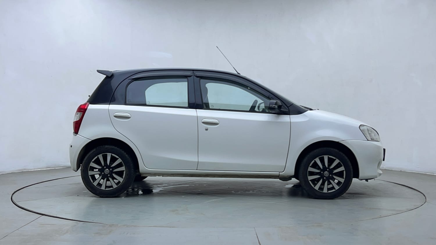 Used 2016 Toyota Etios Liva V Petrol Manual exterior RIGHT SIDE VIEW