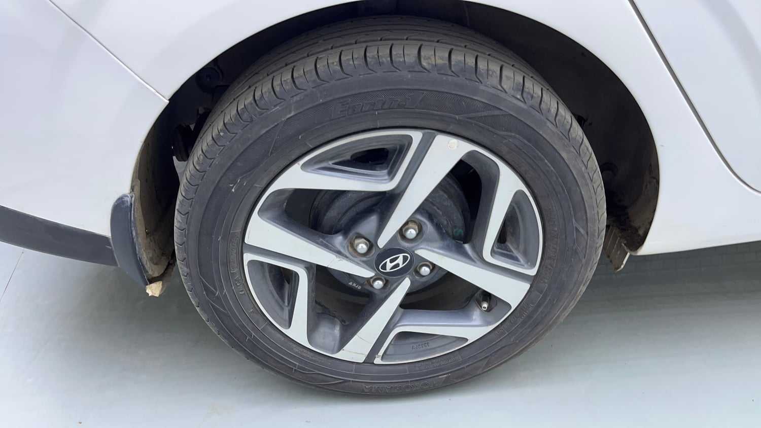 Used 2021 Hyundai Aura SX Plus 1.2 AMT Petrol Petrol Automatic tyres RIGHT REAR TYRE RIM VIEW