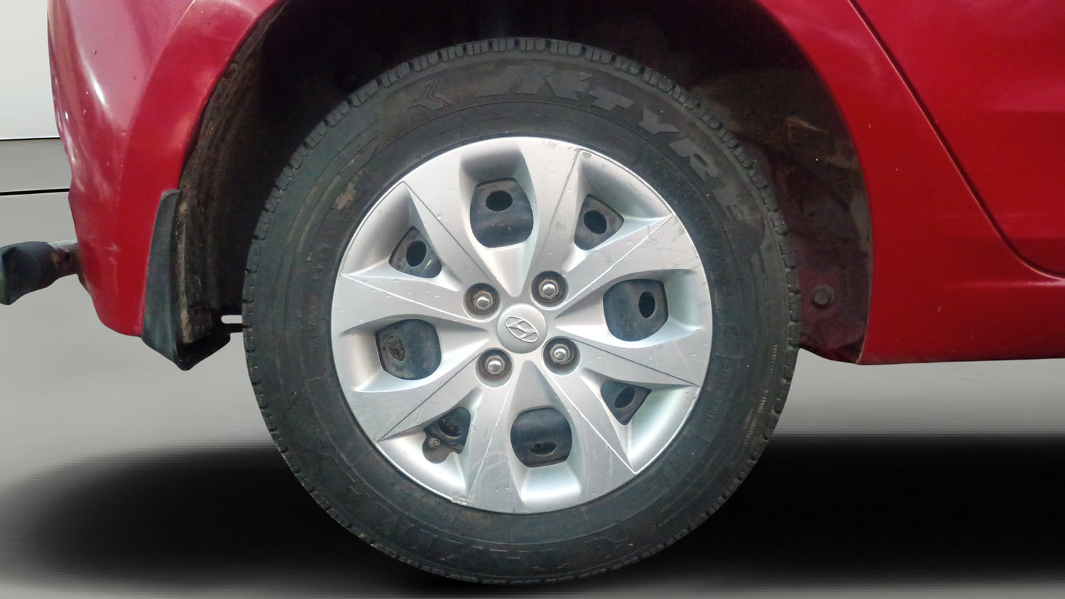 Used 2018 Hyundai Elite i20 Sportz 1.2 Petrol Manual tyres RIGHT REAR TYRE RIM VIEW