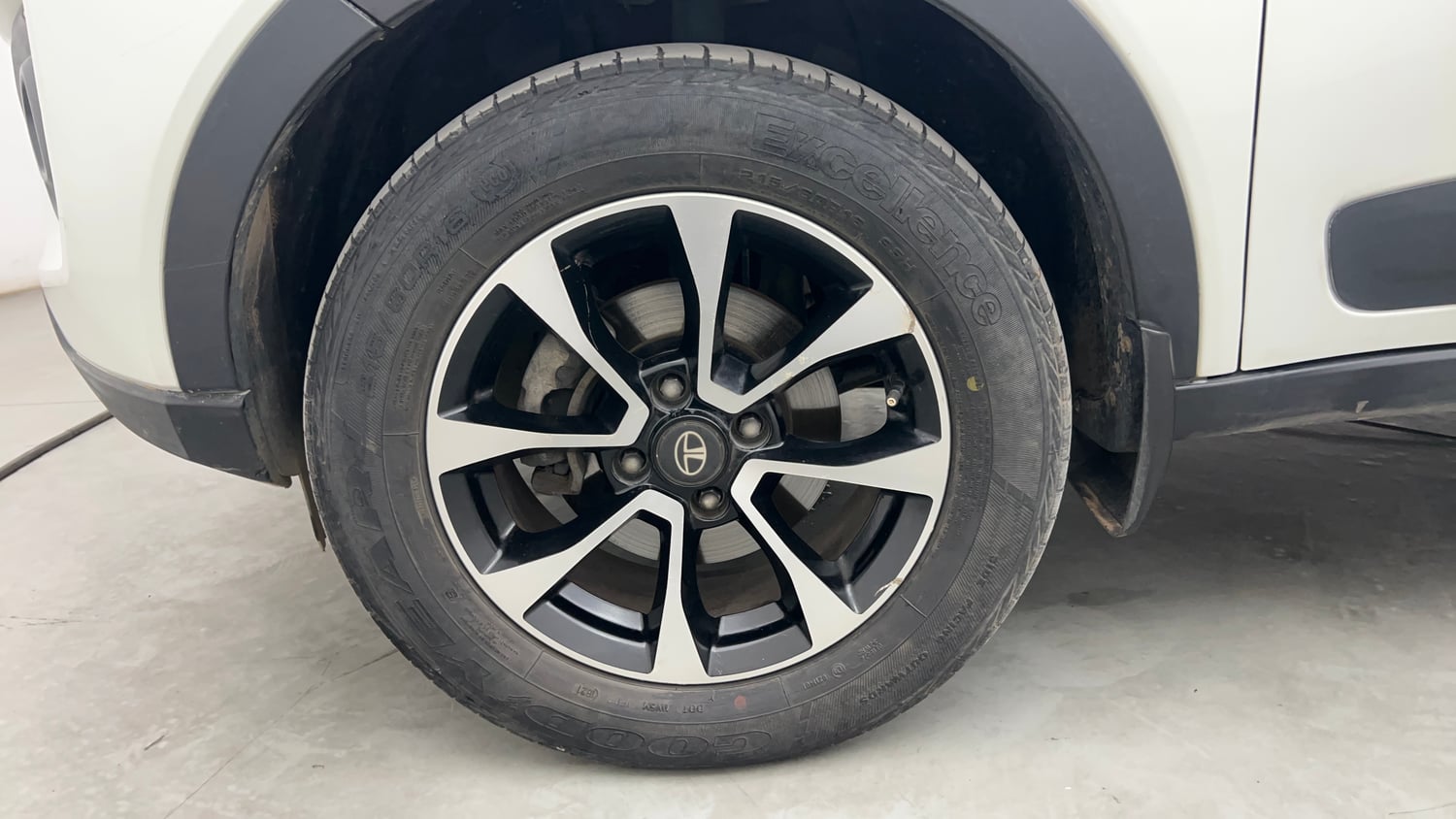 Used 2021 Tata Nexon XZA Plus (O) Diesel Diesel Automatic tyres LEFT FRONT TYRE RIM VIEW