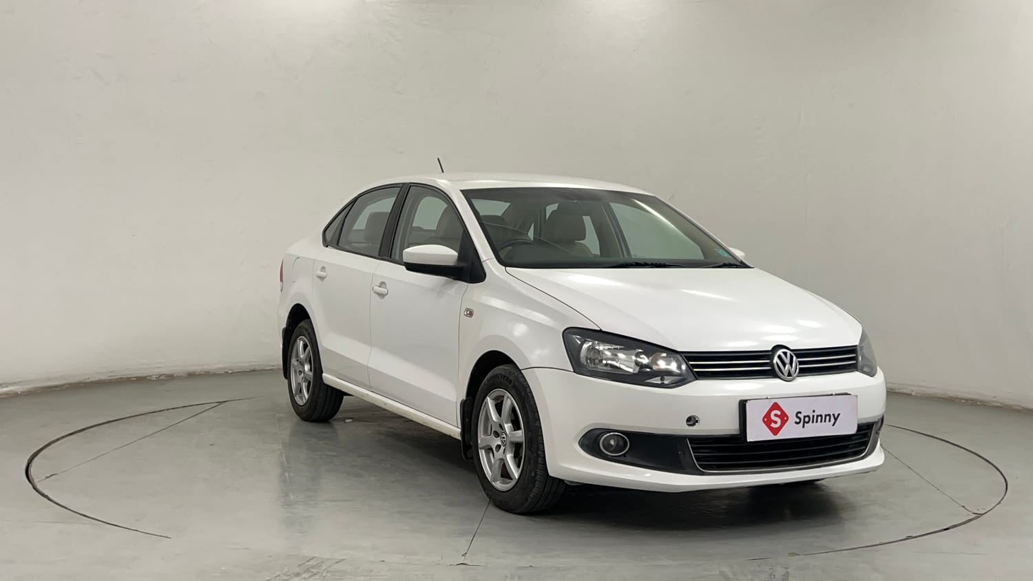 Used 2014 Volkswagen Vento Highline Petrol Petrol Manual exterior RIGHT FRONT CORNER VIEW