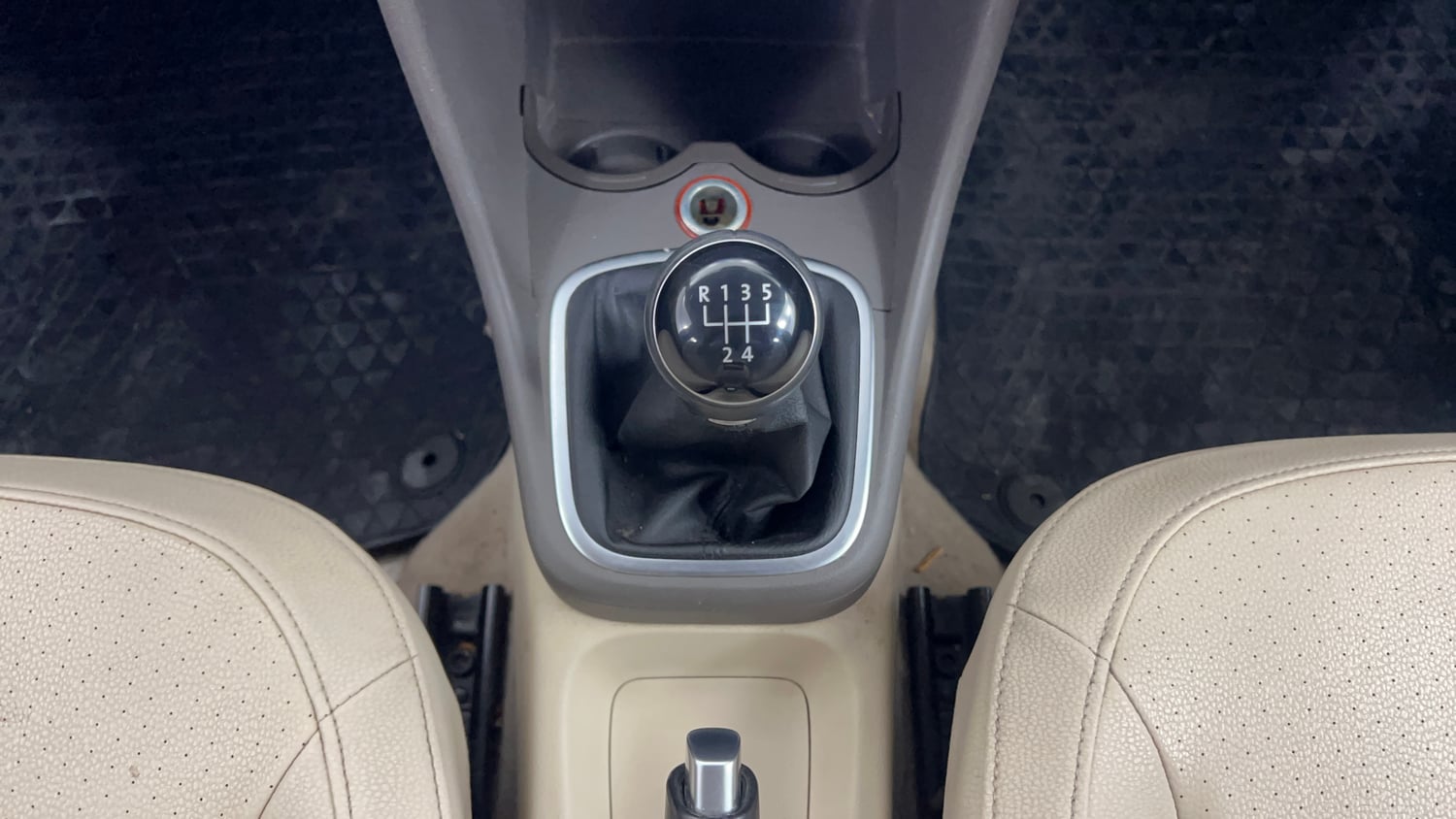 Used 2014 Volkswagen Vento Highline Petrol Petrol Manual interior GEAR  KNOB VIEW