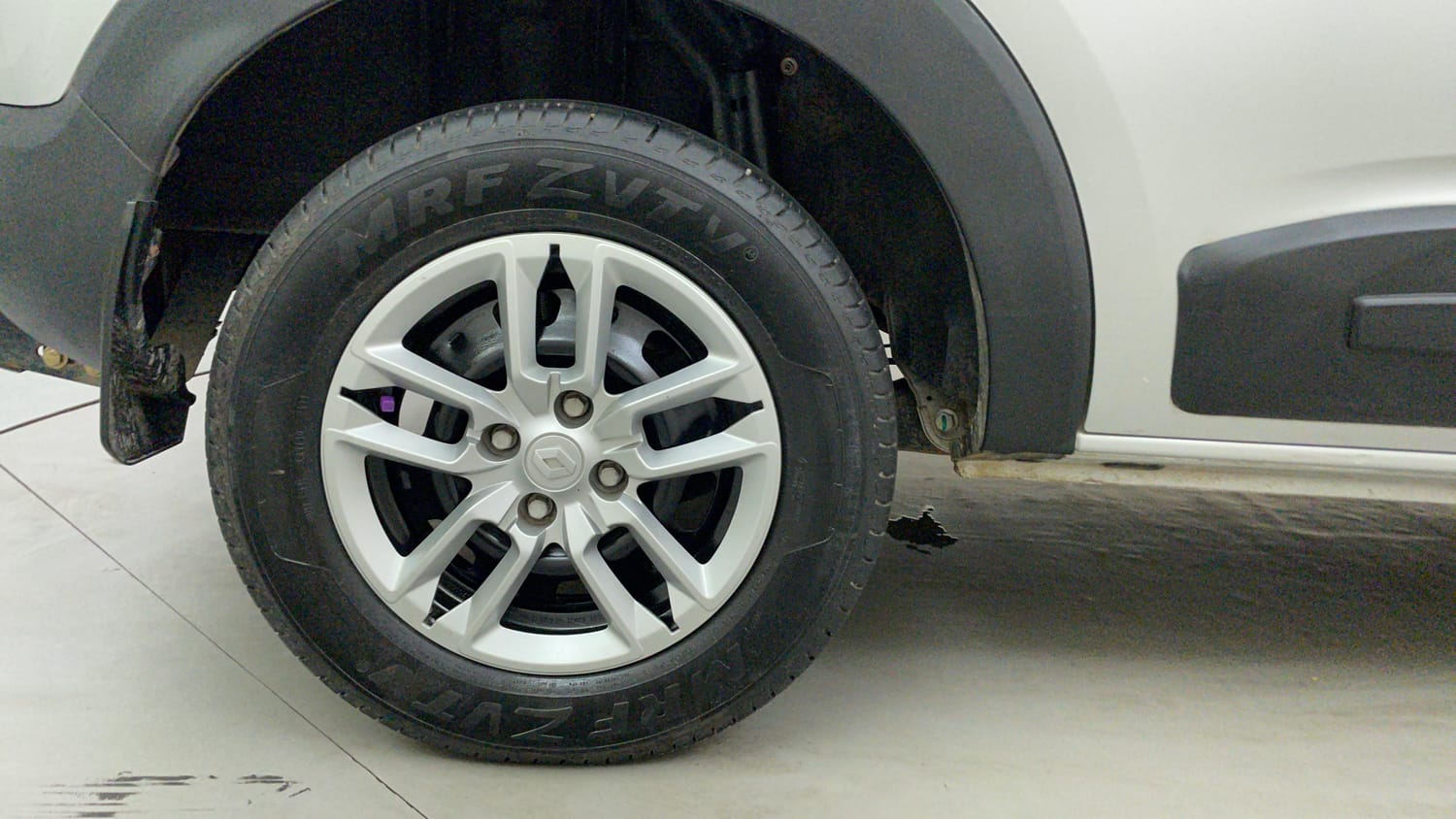 Used 2024 Renault Triber RXT Petrol Manual tyres RIGHT REAR TYRE RIM VIEW
