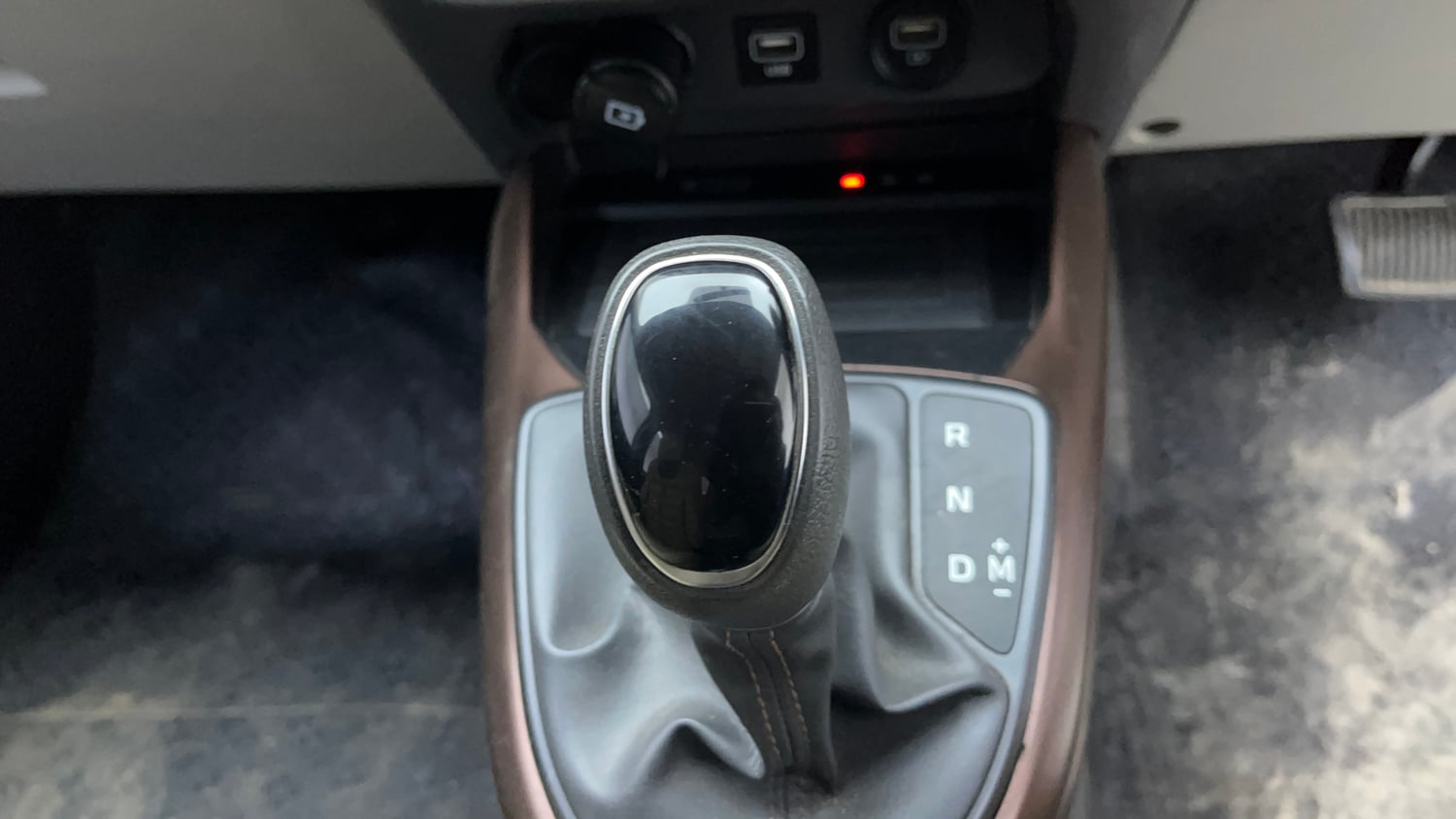 Used 2021 Hyundai Aura SX Plus 1.2 AMT Petrol Petrol Automatic interior GEAR  KNOB VIEW