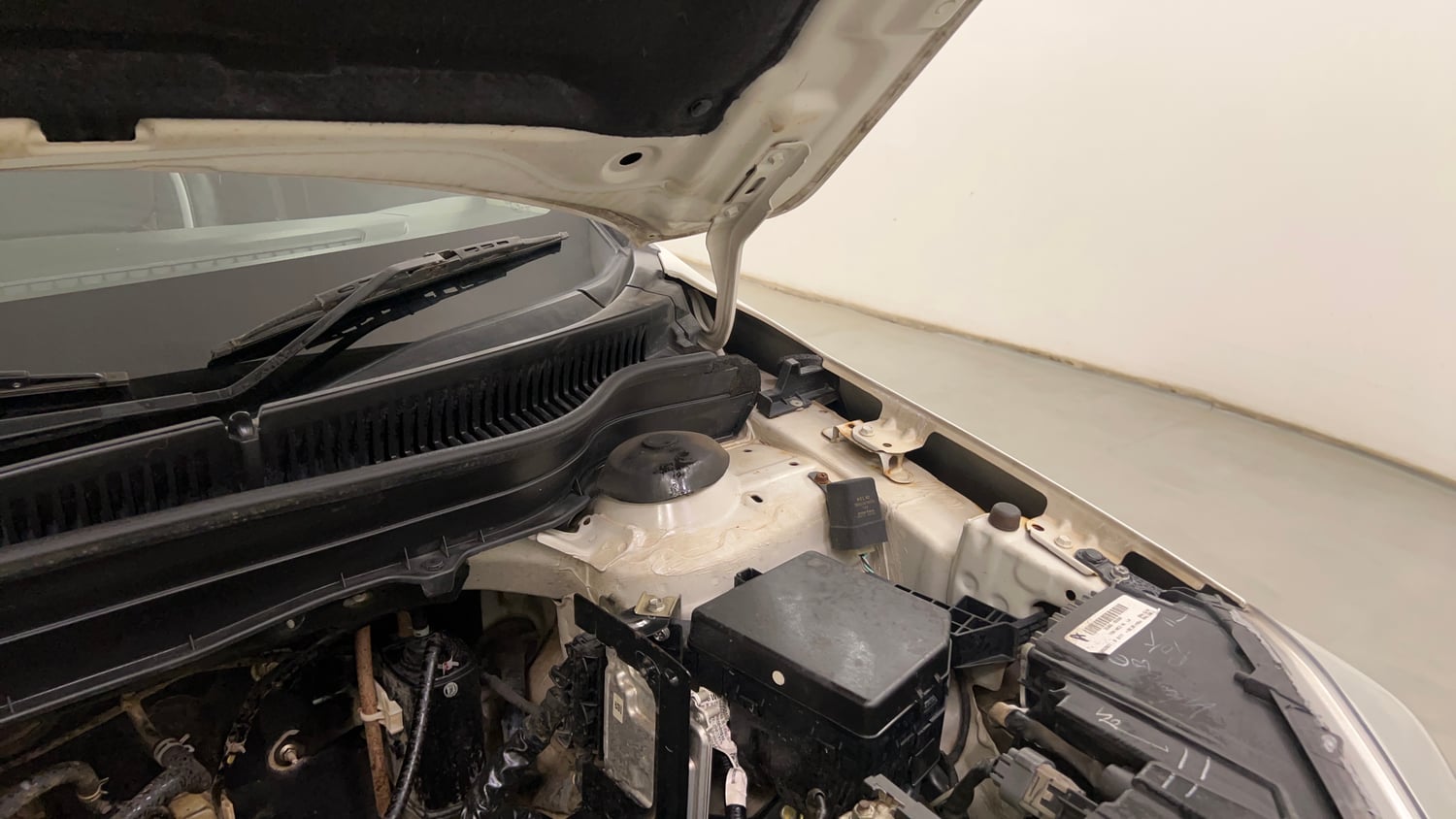 Used 2022 Maruti Suzuki Vitara Brezza VXi AT SHVS Petrol Automatic engine ENGINE LEFT SIDE HINGE & APRON VIEW