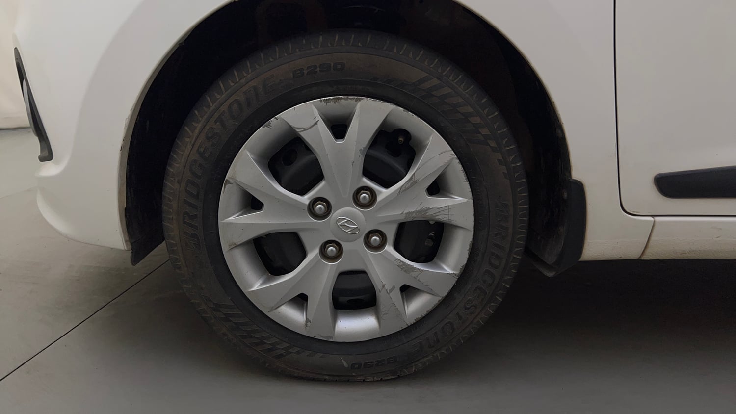 Used 2016 Hyundai Grand i10 Sportz 1.2 Kappa VTVT Petrol Manual tyres LEFT FRONT TYRE RIM VIEW