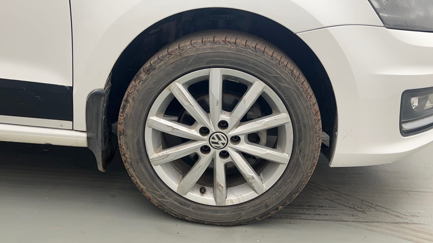 Used 2017 Volkswagen Vento Highline Plus 1.2 (P) AT 16 Alloy Petrol Automatic tyres RIGHT FRONT TYRE RIM VIEW